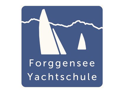 Allgäu mit Kindern: Hier finden Sie unsere Partnerlogos Logo der Forggensee Yachtschule mit Segelbooten und Bergsilhouette