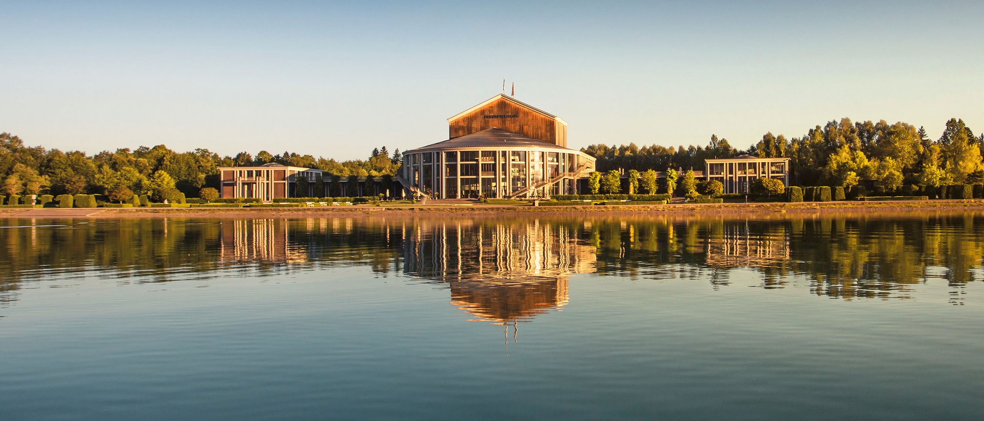Das Festpielhaus am Forggensee direkt beim Hotel Sommer Das Festpielhaus am Forggensee direkt beim Hotel Sommer
